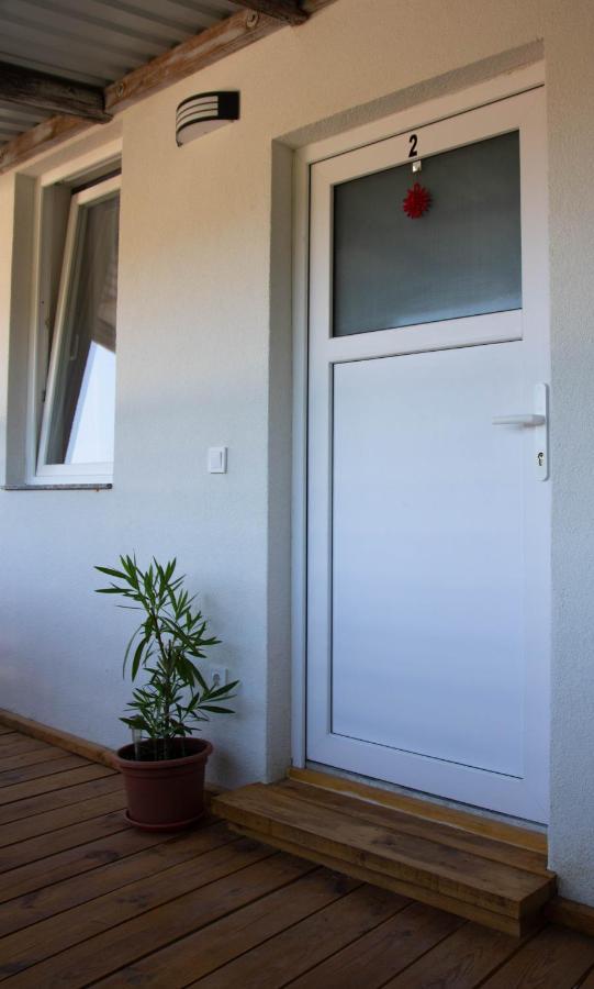 Koller Apartmanhaz Sarvar Bagian luar foto