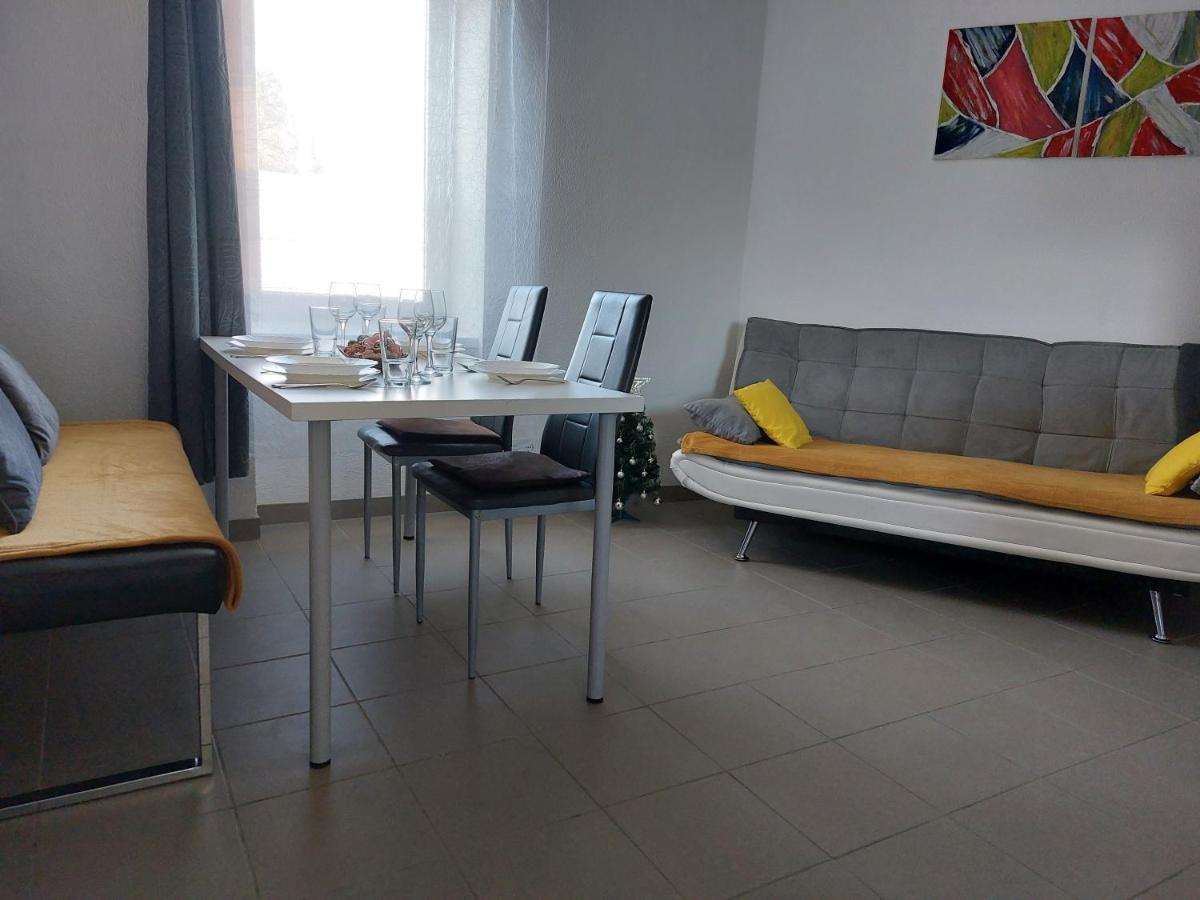 Koller Apartmanhaz Sarvar Bagian luar foto